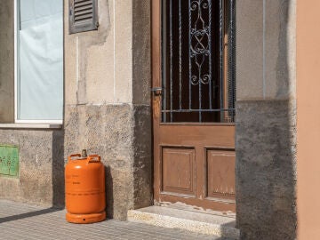 Bombona de butano en la puerta de una casa