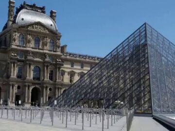 Efem&eacute;rides de hoy 29 de marzo de 2023: Inauguraci&oacute;n de la Pir&aacute;mide del Louvre