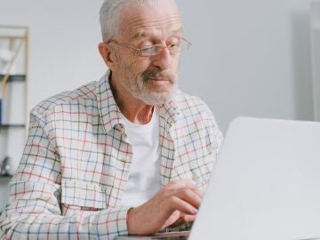 Persona mayor con port&aacute;til