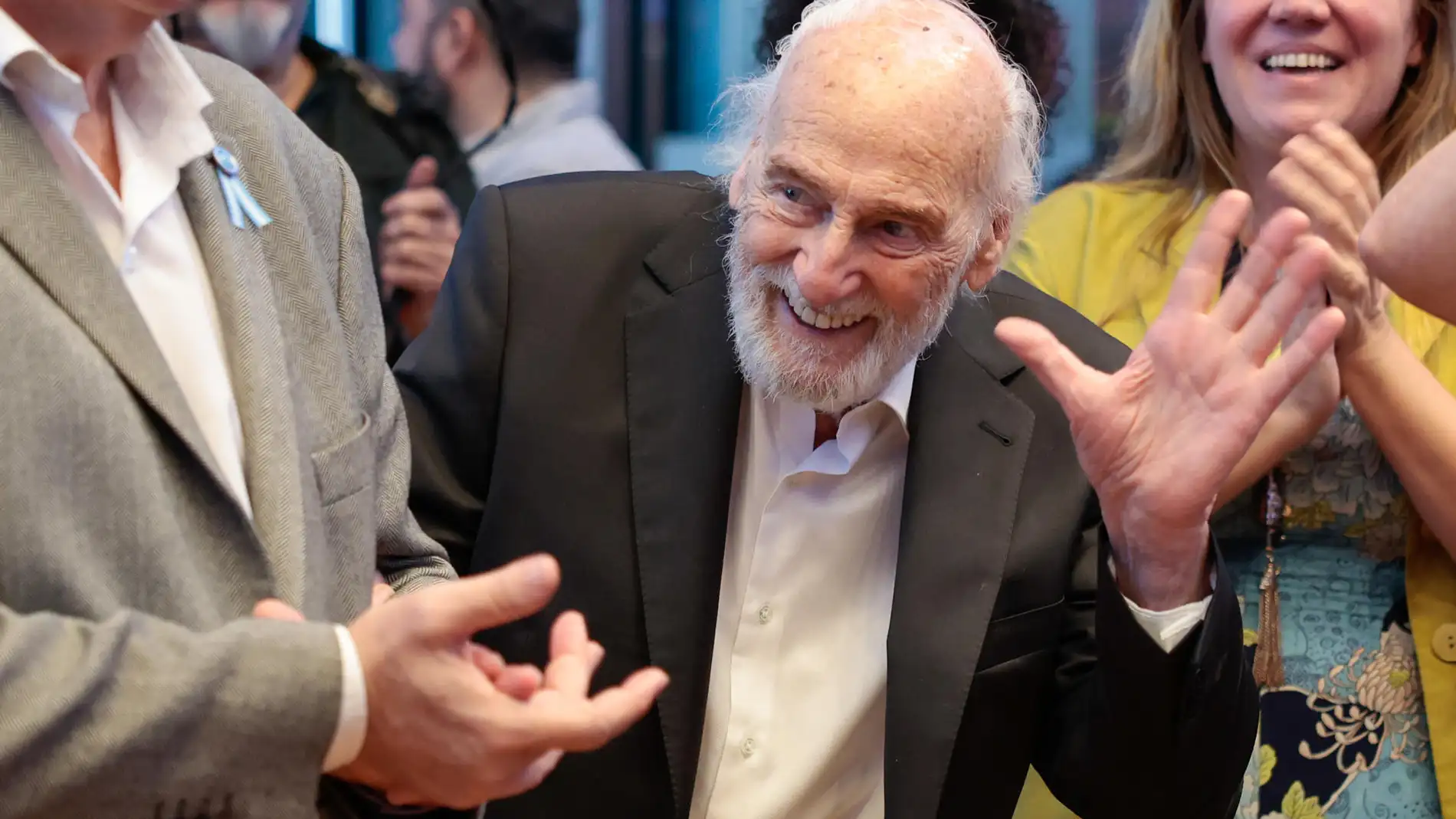 El actor Héctor Alterio de 93 años homenajeado en Argentina