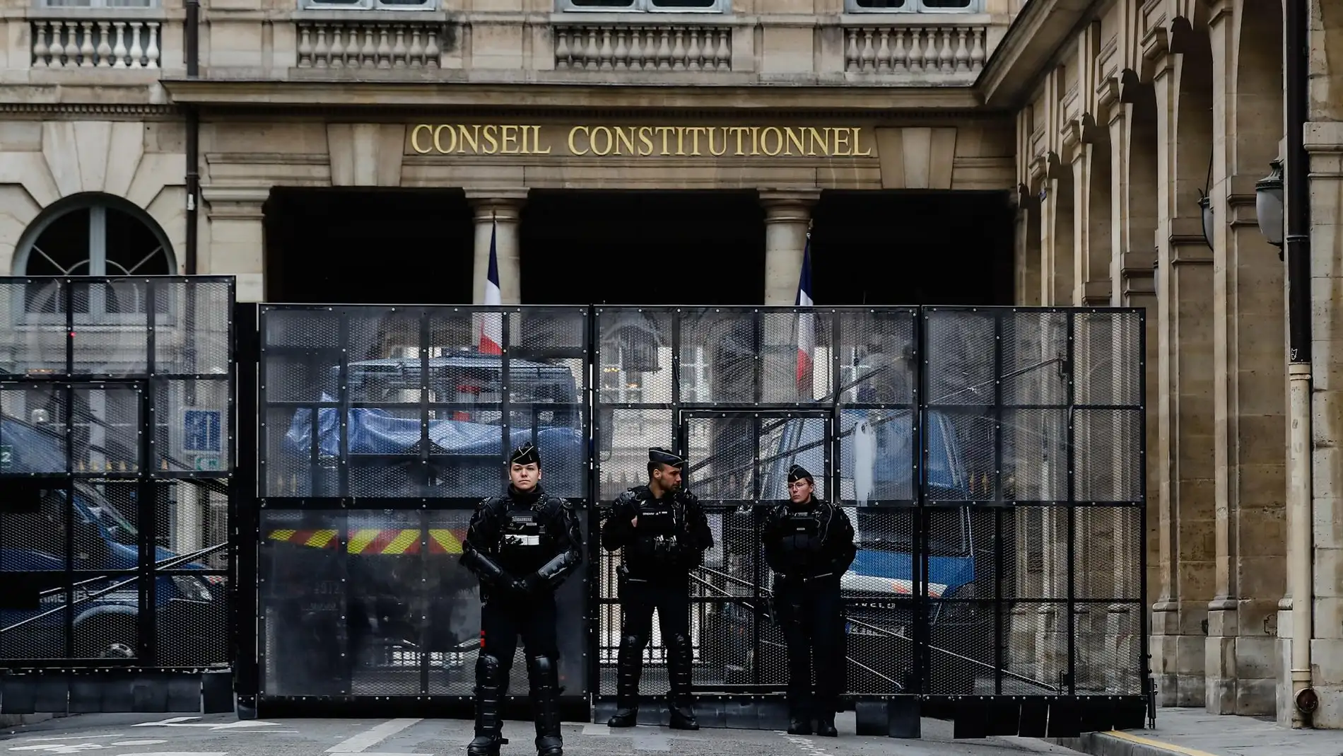 Agentes de la Gendarmería vigilan la entrada del Consejo Constitucional