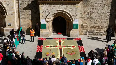Alfombra de flores colocada ante la Puerta del Perdón de Santo Toribio de Liébana Alfombra de flores colocada ante la Puerta del Perdón de Santo Toribio de Liébana