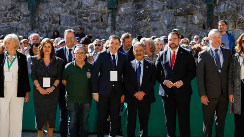 Los presidentes de Cantabria, Miguel Ángel Revilla (3d), y del Principado de Asturias, Adrián Barbón (2d), y el conselleiro de Cultura de Galicia, Román Rodríguez (c) Los presidentes de Cantabria, Miguel Ángel Revilla (3d), y del Principado de Asturias, Adrián Barbón (2d), y el conselleiro de Cultura de Galicia, Román Rodríguez (c)