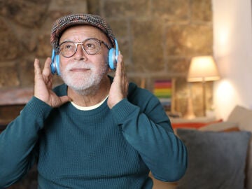 Persona mayor escuchando música