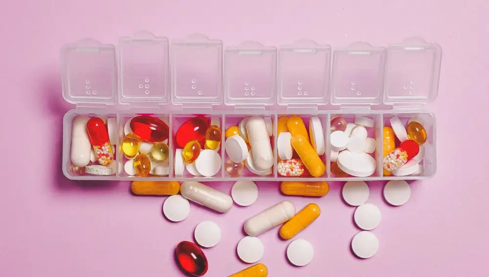 Un pastillero con medicinas de colores
