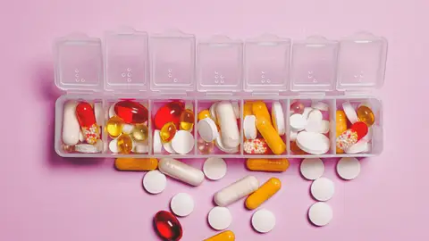 Un pastillero con medicinas de colores Un pastillero con medicinas de colores