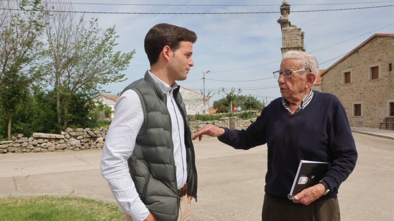 Así dialogan un alcalde de 90 años y otro de 23: la ilusión por seguir