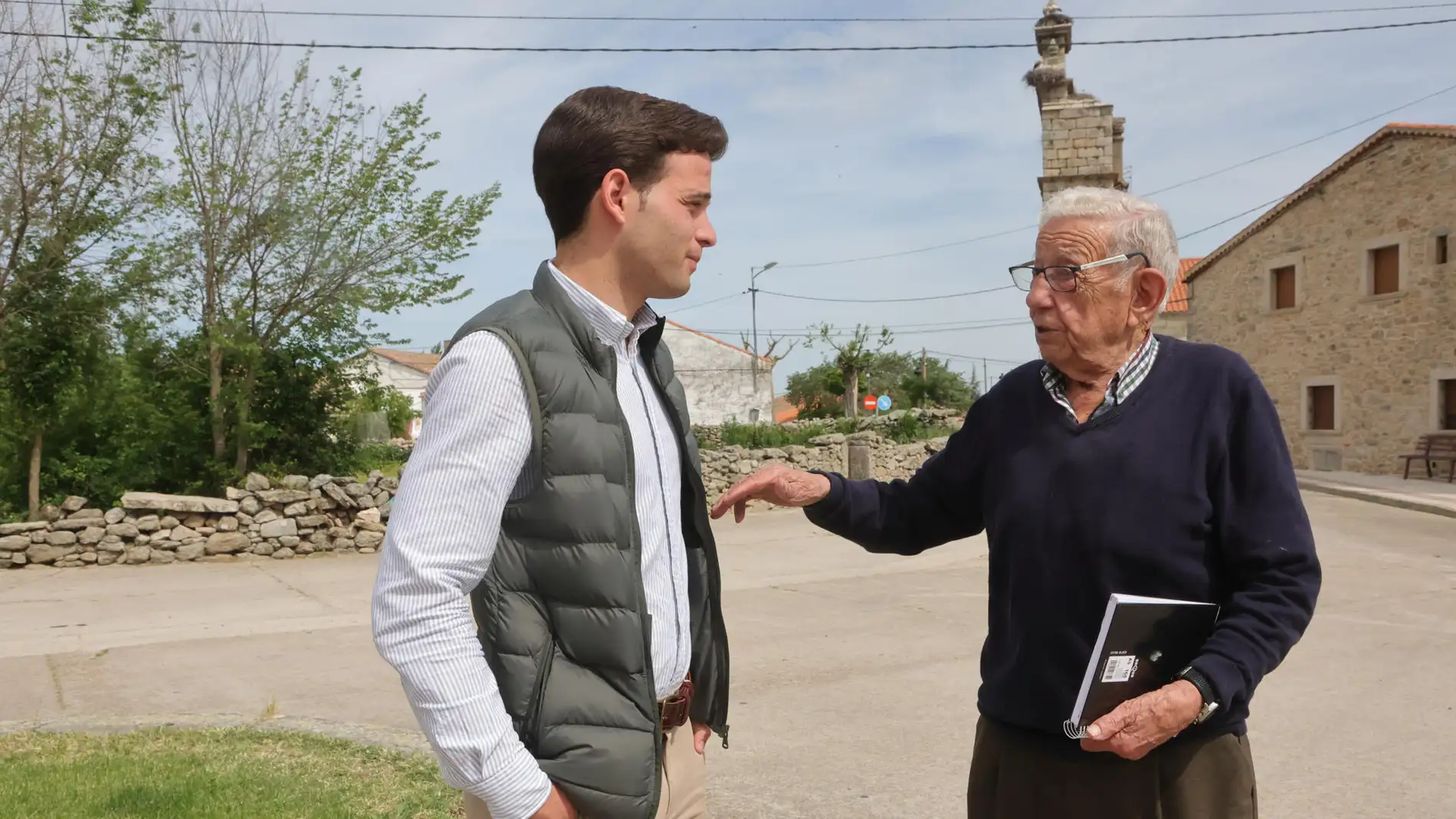 Arturo Calvo de 90 años y Juan del Canto 23 dialogan