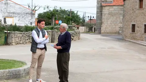 Arturo Calvo de 90 años y Juan del Canto 23 dialogan Arturo Calvo de 90 años y Juan del Canto 23 dialogan