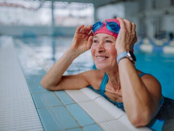 Mujer mayor en una piscina