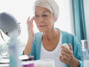 Se&ntilde;ora mayor cuid&aacute;ndose la piel