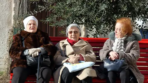 Mujeres mayores sentadas en un banco Mujeres mayores sentadas en un banco