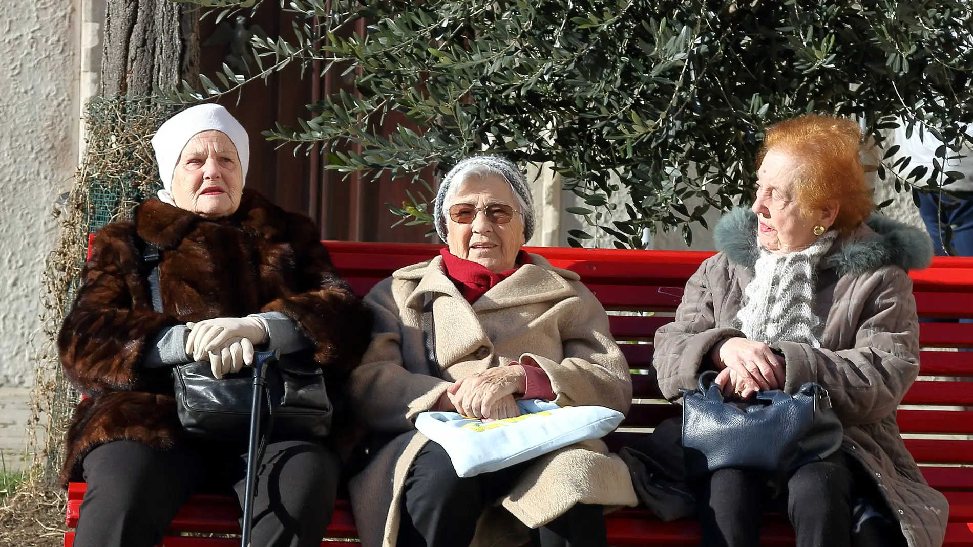 Mujeres mayores sentadas en un banco