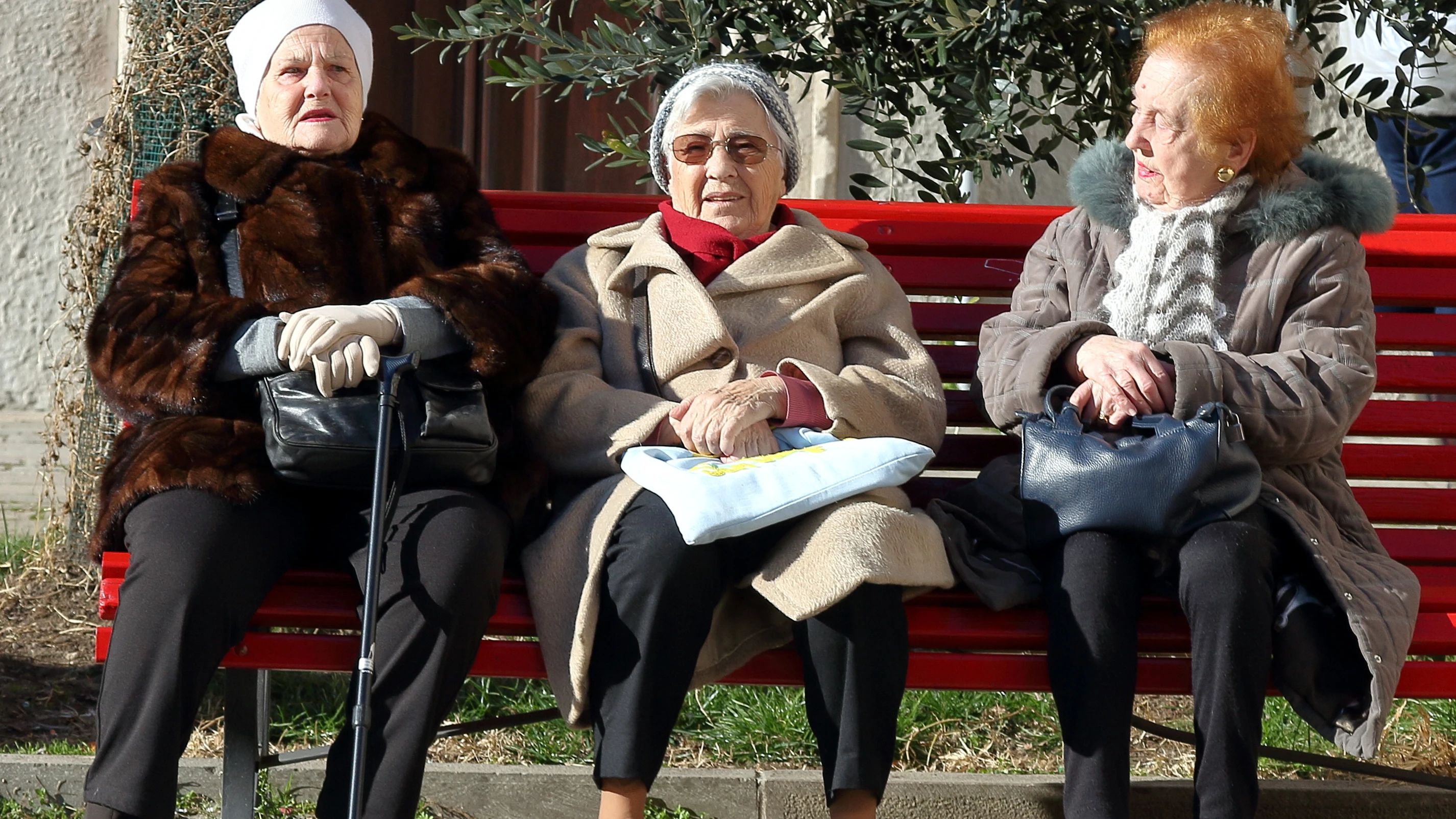 Mujeres mayores sentadas en un banco Mujeres mayores sentadas en un banco