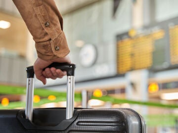 Persona mayor con una maleta