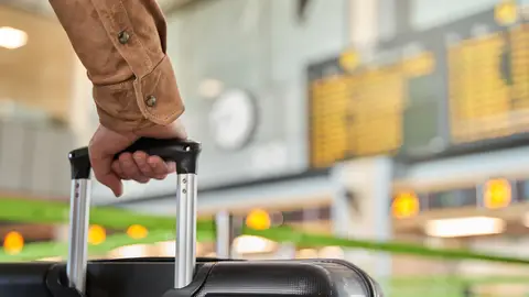 Persona mayor con una maleta Persona mayor con una maleta