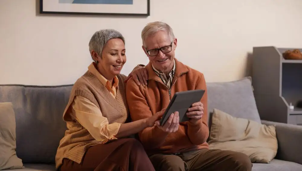 Personas mayores usando una tablet