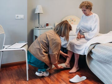 Mujer cuidando de un familiar