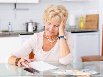 Mujer calculando la pensión