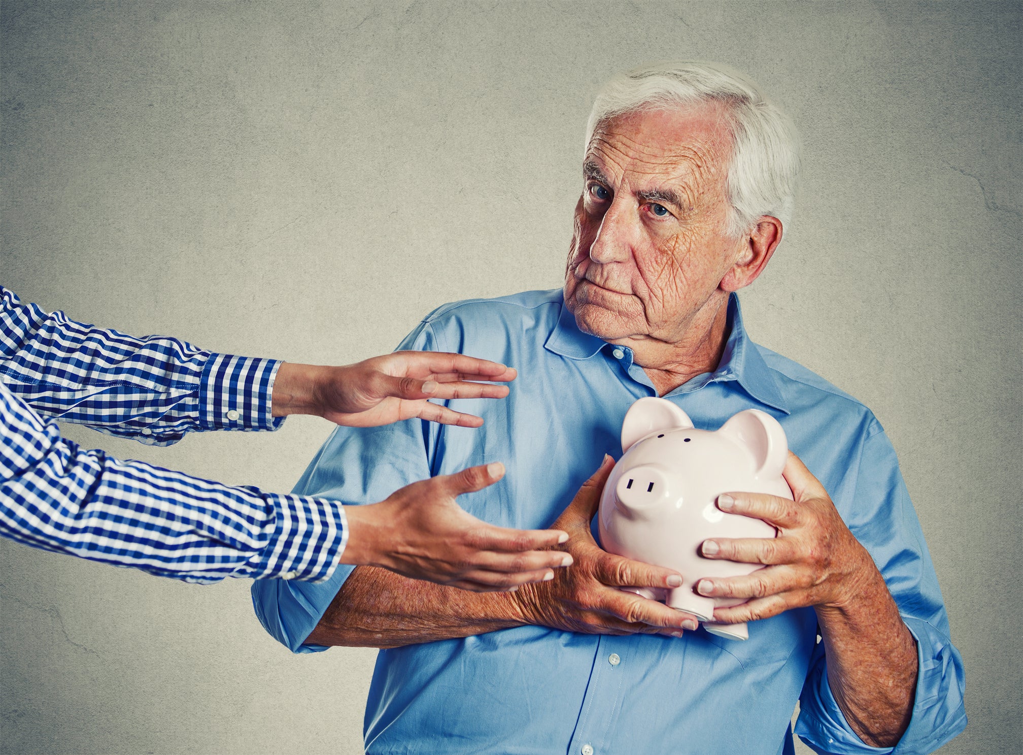 ¿Qué es el maltrato financiero a las personas mayores?