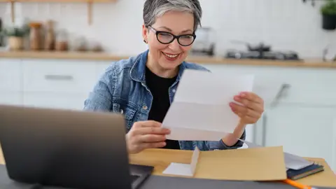 Mujer mayor con una carta Mujer mayor con una carta