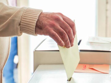 Persona mayor votando