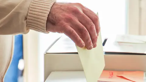 Persona mayor votando Persona mayor votando