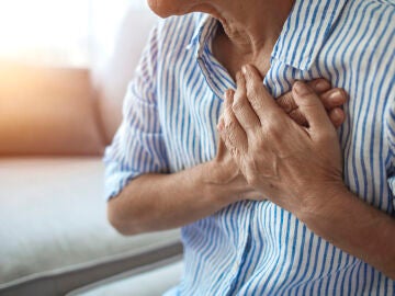 Persona mayor sufriendo un infarto