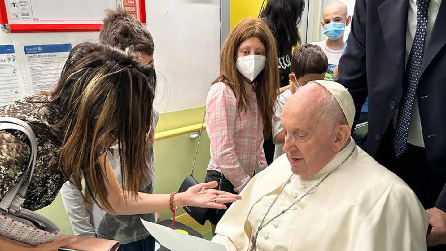 El papa Francisco en el departamento de oncología y neurocirugia pedriática del hospital Gemelli de Roma