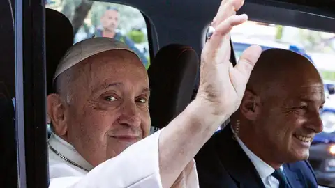 El Papa tras ser dado de alta: "Estoy todavía vivo" El Papa tras ser dado de alta: "Estoy todavía vivo"