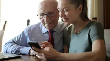 Cómo configurar el móvil a una persona mayor