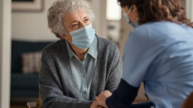 Sanidad impondrá mañana la mascarilla en centros sanitarios pese al 