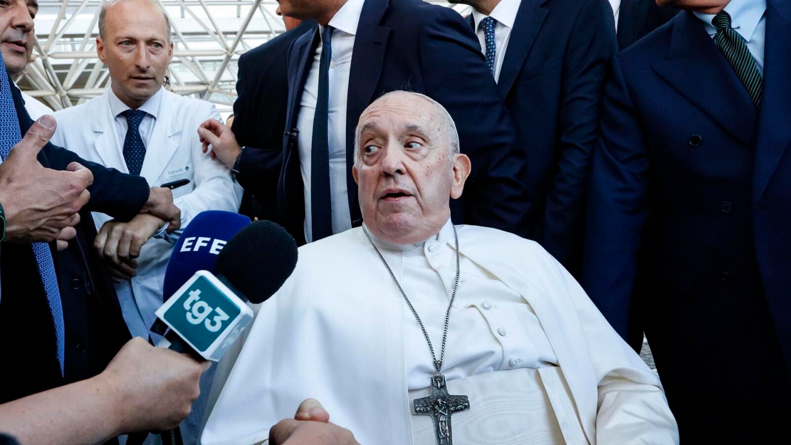 El Papa afirma que sufre aún los efectos de la anestesia y le cuesta respirar