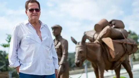 Francisco Gordo junto a una estatua de un burro Francisco Gordo junto a una estatua de un burro