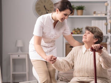 Mujer cuidando a persona mayor