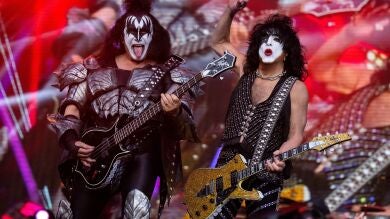 El surrealista momento en que la banda 'KISS' versiona 'La Macarena' durante su estancia en Cartagena: 