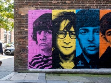 Un mural con las caras de The Beatles en Liverpool