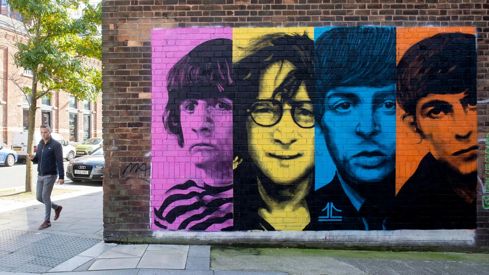 Un mural con las caras de The Beatles en Liverpool