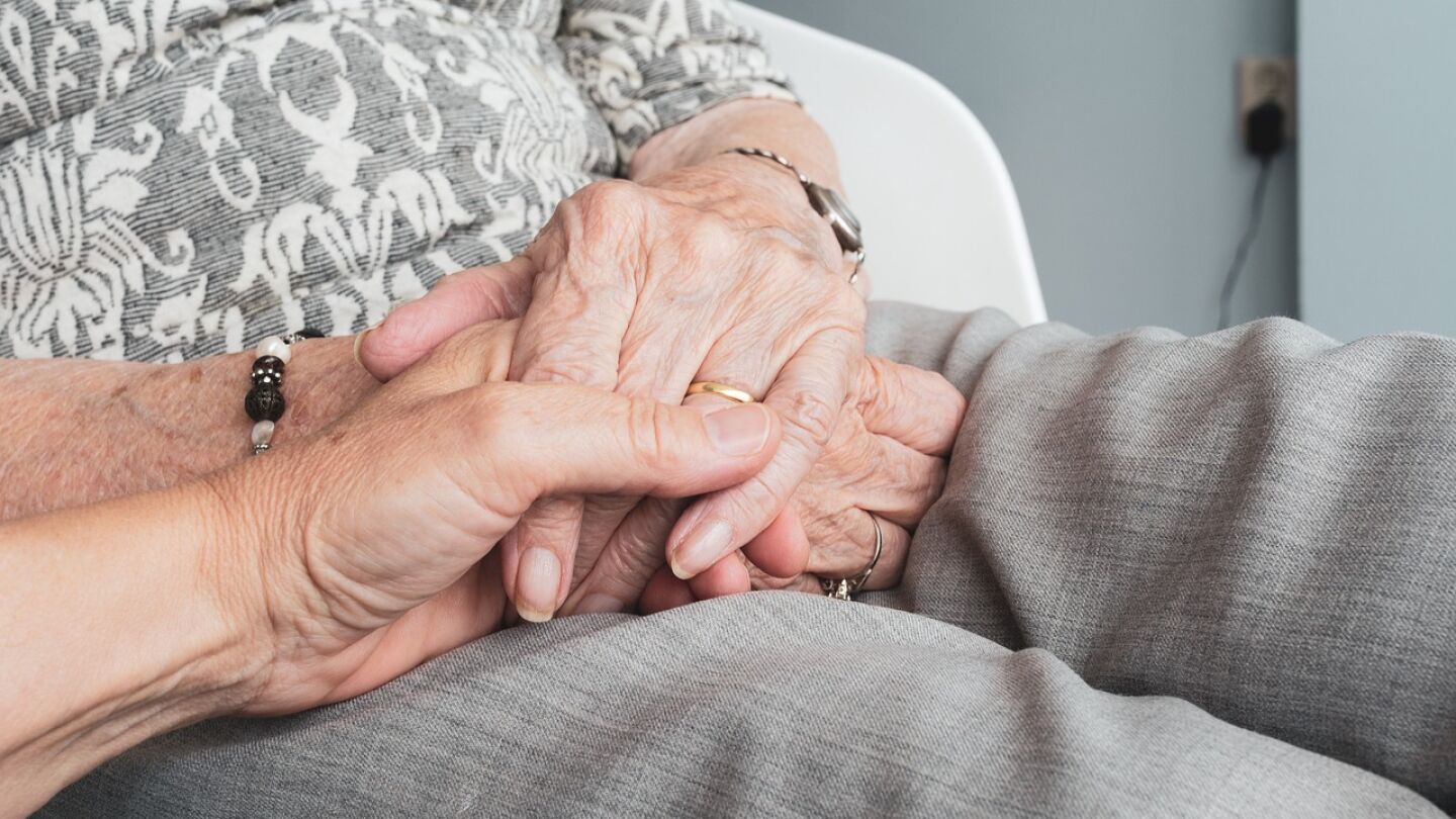 Imagen de archivo de dos ancianos d&aacute;ndose la mano