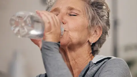 Una mujer bebiendo agua Una mujer bebiendo agua