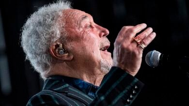 Tom Jones sin prisa por jubilarse, el cantante repasó sus mejores éxitos en Marbella