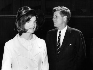 Jackie Kennedy con su esposo el presidente de los Estados Unidos John F. Kennedy