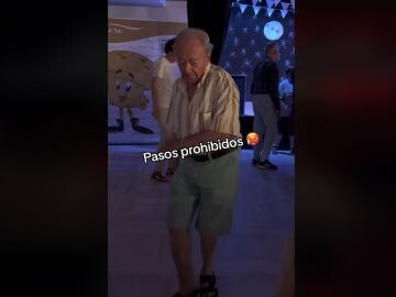 "Mi abuelo va a una discoteca en sus vacaciones y saca los "pasos prohibidos", un tiktoker comparte v&iacute;deos divertidos de su abuelo