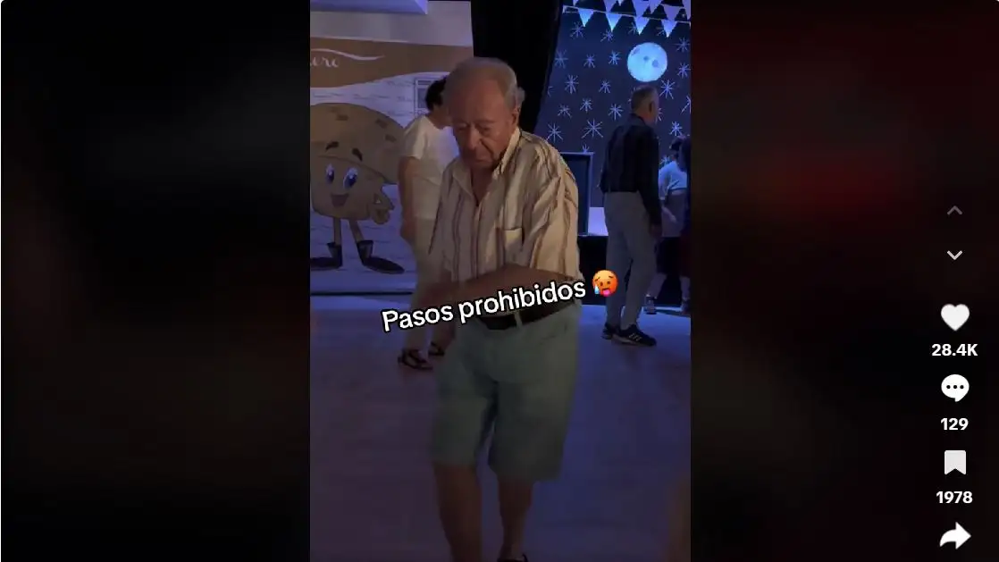 &quot;Mi abuelo va a una discoteca en sus vacaciones y saca los &quot;pasos prohibidos&quot;, un tiktoker comparte vídeos divertidos de su abuelo