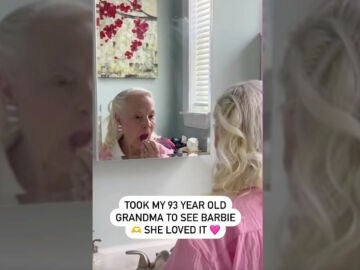 Una mujer de 93 a&ntilde;os va al cine con su nieta para ver 'Barbie': "Llev&eacute; a mi abuela a ver la pel&iacute;cula"