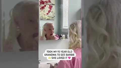 Una mujer de 93 años va al cine con su nieta para ver 'Barbie': "Llevé a mi abuela a ver la película" Una mujer de 93 años va al cine con su nieta para ver 'Barbie': "Llevé a mi abuela a ver la película"