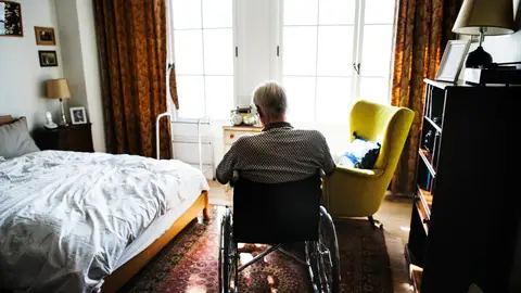 Hombre mayor en la habitación de una residencia Hombre mayor en la habitación de una residencia
