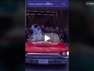 La espectacular entrada de Emilio, el abuelo fan de la 'Kings League' de Piqu&eacute; e Ibai, junto a Omar montes en un descapotable durante la Final Four