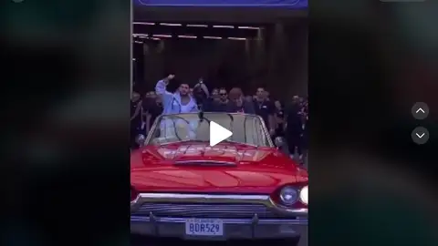 La espectacular entrada de Emilio, el abuelo fan de la 'Kings League' de Piqué e Ibai, junto a Omar montes en un descapotable durante la Final Four La espectacular entrada de Emilio, el abuelo fan de la 'Kings League' de Piqué e Ibai, junto a Omar montes en un descapotable durante la Final Four