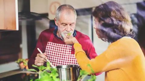 Una pareja mayor cocinando Una pareja mayor cocinando